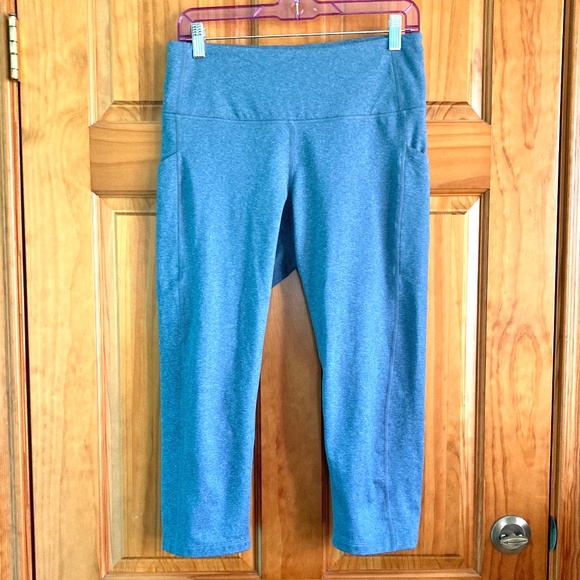 Women’s size medium Old Navy Active high rise capri leggings with side pockets - Picture 1 of 6